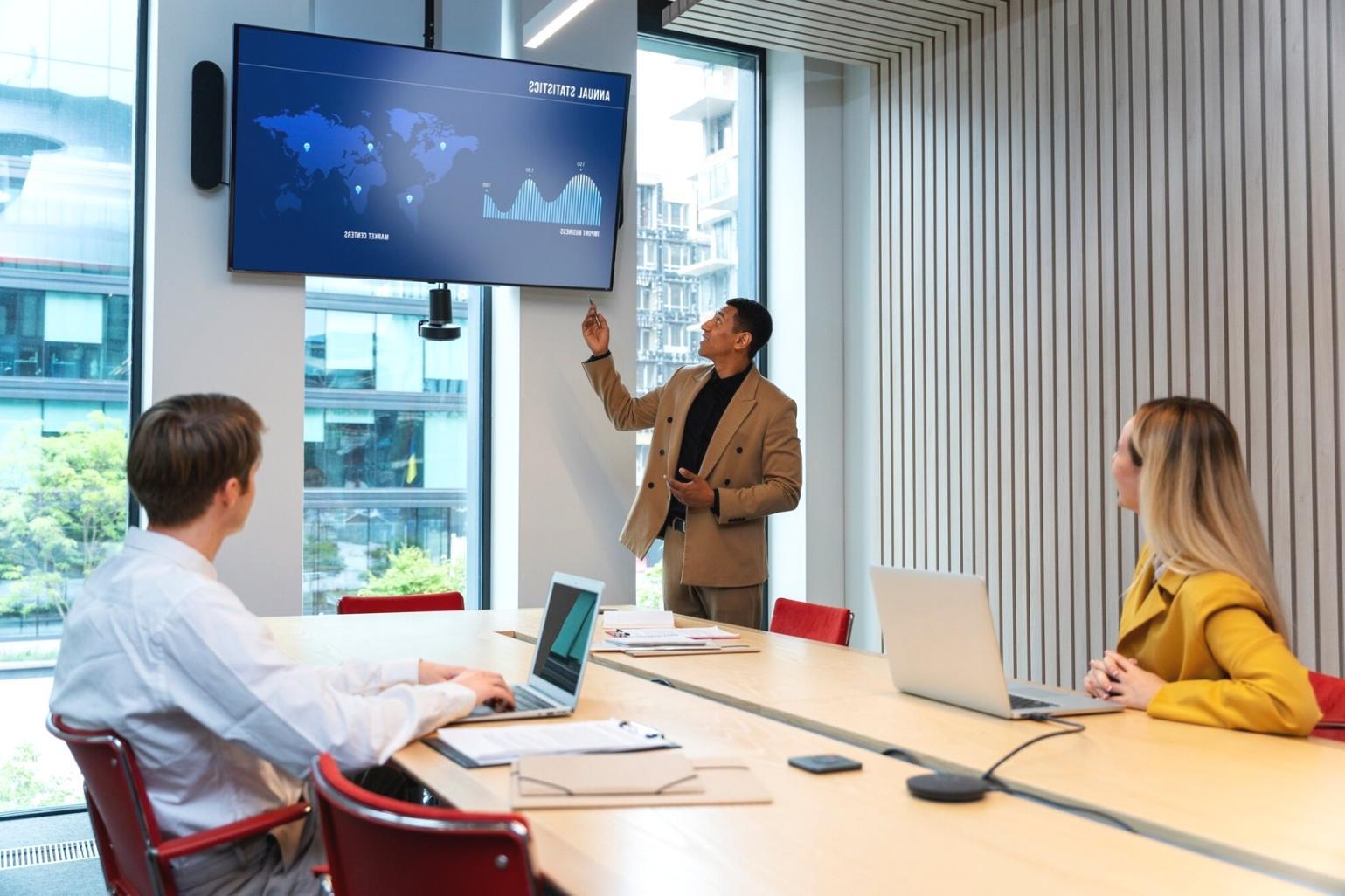 Espace de consultation financière moderne avec équipement professionnel