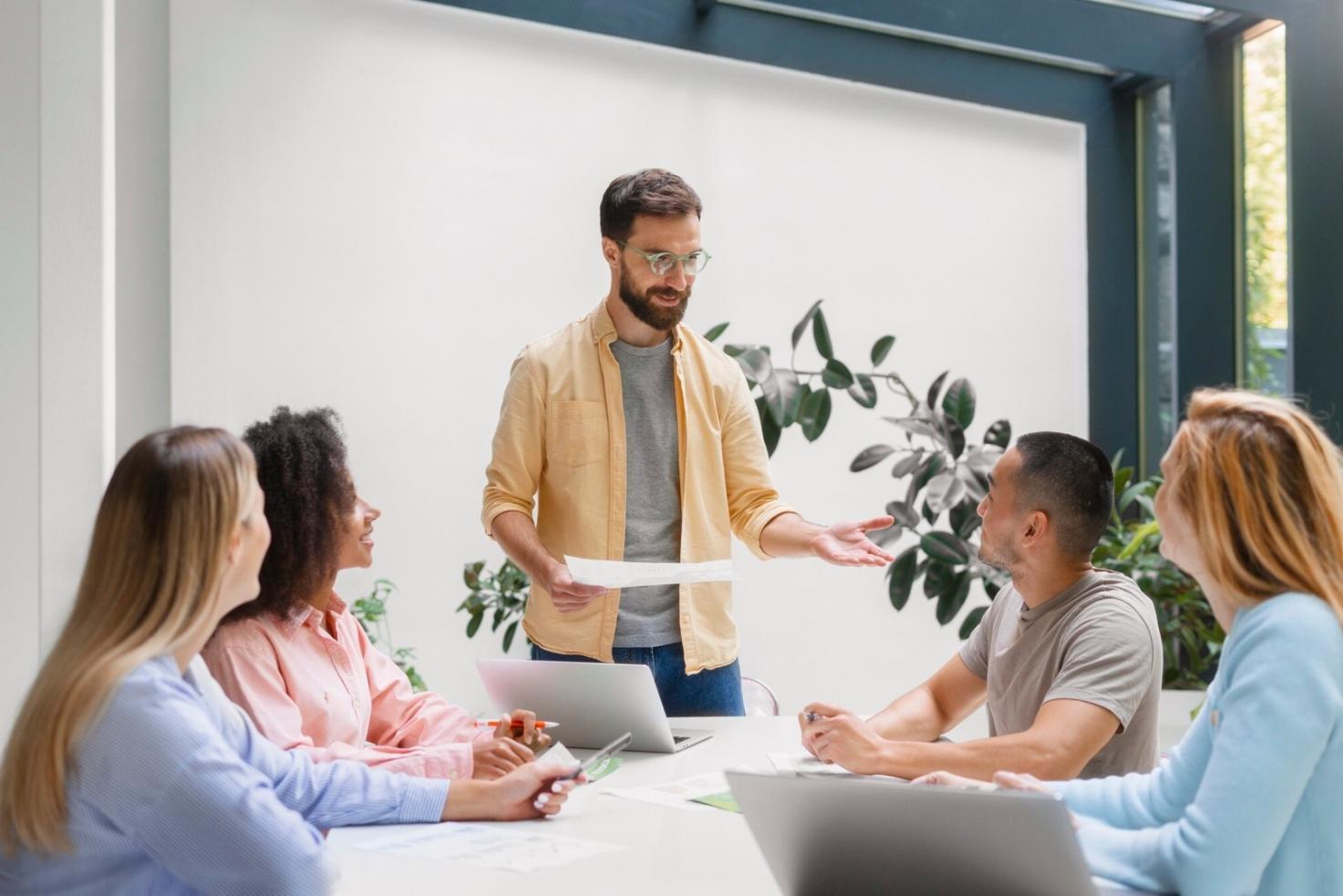 Bureau de travail avec documents financiers et calculatrice